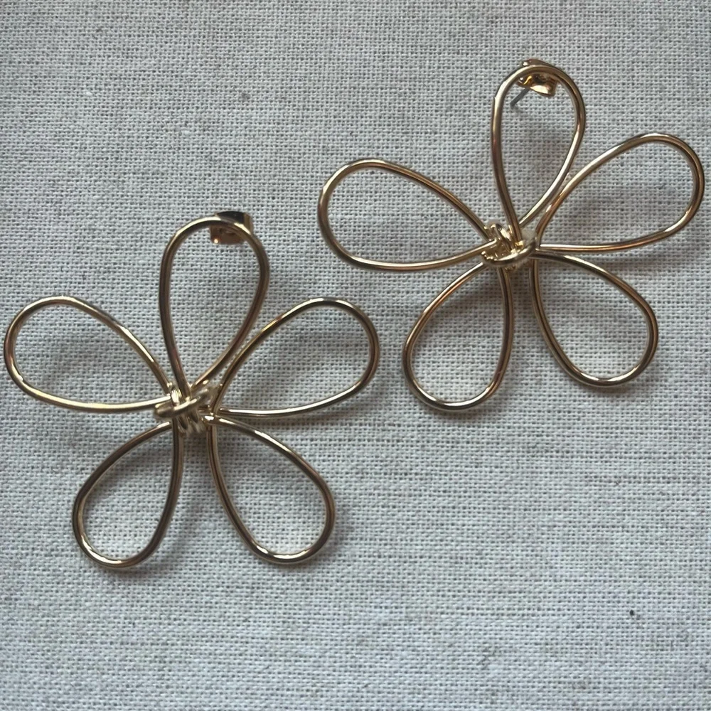 SHASHI Anemone Outline Goldplated Stud Earrings-NWOT - Picture 6 of 15